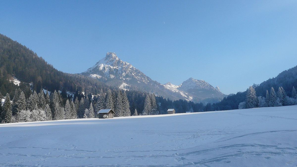 Verschneite Wiesen im Engetal bei Pfronten, im Hintergrund der Aggenstein