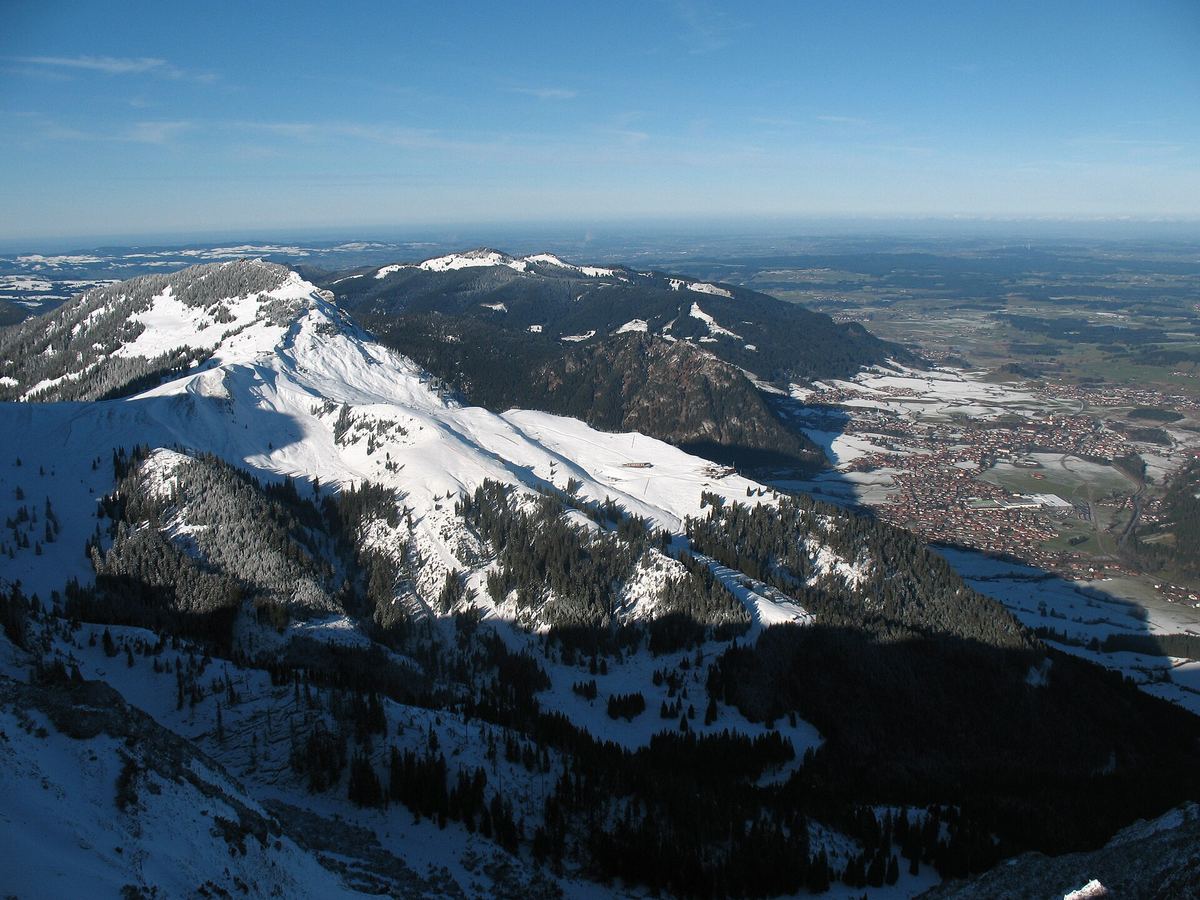 Tief verschneite Bergflanke des Breitenbergs bei Pfronten mit Blick ins Tal