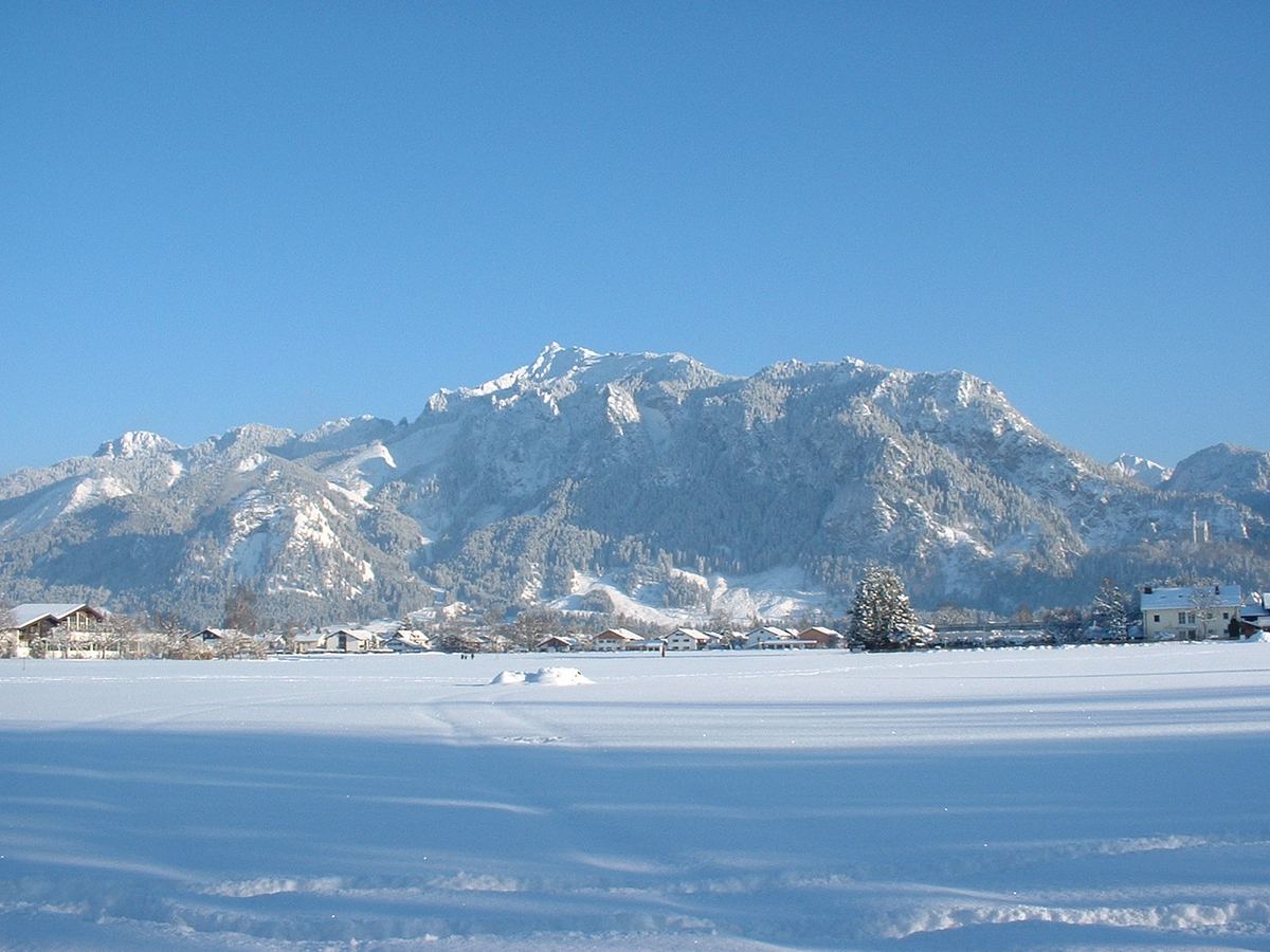 Verschneite Ebene vor dem Tegelberg bei Schwangau